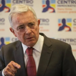 El expresidente Alvaro Uribe Vélez es investigado por los delitos de soborno de testigos y fraude procesal.