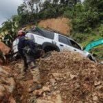 Rrescate y evacuación del personal afectado por los deslizamientos de tierra en vía Medellín-Quibdó