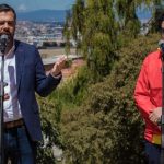 El alcalde Carlos F. Galán y el secretario designado de Integración Social Roberto Angulo durante las declaraciones sobre las novedades con las que se fortalece el IMG en 2024. Foto: Alcaldía de Bogotá