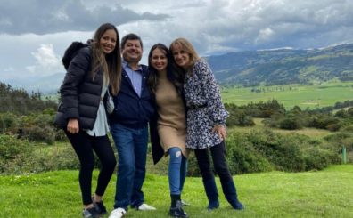 Luis Enrique Rodriguez "El Profe" Con su esposa y sus hijas Luis y Laura.