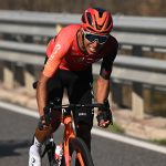 Egan Bernal dio muestras de su recuperación física y terminó segundo en la sexta etapa de la Vuelta a Cataluña, jornada reina de la carrera. El ciclista colombiano lanzó un ataque de más de 20 kilómetros y se metió en el podio de la prueba española.