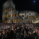 El tradicional rito del Vía Crucis en el Coliseo de Roma que cierra las ceremonias del Viernes Santo, se realizó la noche de hoy con la asistencia de unas 25 mil personas, pero sin la presencia del papa Francisco.
