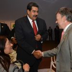 Santos saluda a Nicolas Maduro