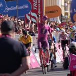 El ciclista italiano se ha impuesto de forma contundente en la meta de Cento y ha demostrado que es el dominador de los esprints en este Giro de Italia.