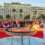 Llama olímpica de París-2024 desfila por la alfombra roja de Cannes