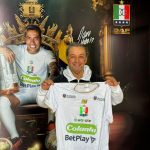 Dayro Moreno  con Esteban Jaramillo que exibe la Camiseta dedl Once Caldas