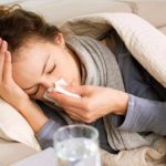 Los síntomas gripales más comunes son dolor de cabeza, congestión nasal, ojos llorosos, molestia en la garganta y estornudos.