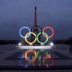 A solo 51 días de la inauguración de los Juegos Olímpicos de París-2024, la capital francesa muestra hoy los primeros anillos gigantes símbolos del olimpismo, mientras la llama continuó su recorrido por el occidente del país.