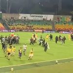 La hinchada del Atlético Bucaramanga local se metió al campo de juego, una vez finalizó