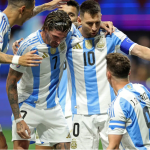 Lionel Messi rompe el récord de más apariciones en el torneo mientras Argentina comienza el torneo con una victoria.