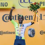 El eritreo Biniam Girmay ganó al esprint la tercera etapa del Tour de Francia este lunes en Turín, en el noroeste de Italia, donde el ecuatoriano Richard Carapaz se hizo con el maillot amarillo de líder de la clasificación general
