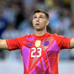 Con Dibu Martínez como héroe, Argentina gana por penales a Ecuador