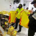 La Policía Fiscal y Aduanera de la Dirección de Impuestos y Aduanas Nacionales informó hoy sobre un operativo en el que se incautaron mil 239 camisetas falsificadas de la selección de fútbol de Colombia.