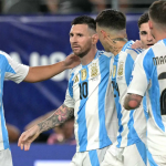 La selección de Argentina derrotó hoy en semifinales 2-0 a Canadá y se convirtió en el primer finalista de la edición 48 de la Copa América de fútbol, con sede en varias ciudades de Estados Unidos.