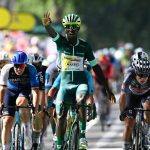 El eritreo Biniam Girmay se impuso hoy con una tremenda esprintada en la etapa 12 del Tour de Francia, en un recorrido llano de 203.6 kilómetros entre las localidades de Aurillac y Villeneuve-sur-Lot.