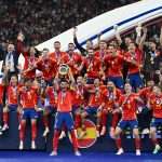 España derrotó hoy 2-1 a Inglaterra sobre la cancha del Estadio Olímpico de esta capital para levantar el trofeo de campeón de la Eurocopa 2024, torneo futbolero más importante de selecciones nacionales del viejo continente.
