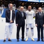 Sin la máscara que lo acompañó en dos partidos en la Eurocopa de Fútbol de Alemania, el francés Kylian Mbappé fue presentado hoy como jugador del Real Madrid.