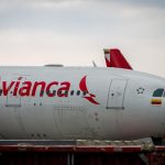 Según indicó la compañía, Avianca,los acusados habrían lanzado un celular que provocó la explosión de la batería de litio del dispositivo, obligando a la tripulación a volver a la ciudad de origen.