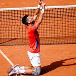 El serbio Novak Djokovic derrotó hoy a Carlos Alcaraz en la final individual del tenis olímpico de París 2024 y con ello logra un título anhelado en su brillante carrera.