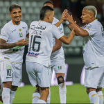 Once Caldas, en un emocionante partido, derrotó 2-1 al Atlético Bucaramanga en el estadio Palogrande de Manizales, en juego por la quinta fecha de la Liga colombiana. El equipo de Hernán Darío Herrera recuperó el liderato del campeonato..Foto Dimayor