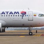 La compañía LATAM informó que los inventarios de combustible de aviación Jet Al se agotaron en los aeropuertos de Leticia, Montería y Bucaramanga, mientras que en Bogotá se está reduciendo a niveles críticos.