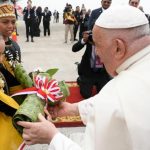 Dos niños con trajes tradicionales ofrecieron flores al Papa