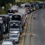 Luego de una larga jornada de reunión, se levantó la mesa entre el Gobierno nacional y el gremio de transportadores. A pesar de varias propuestas y contrapropuestas, no se llegó a un acuerdo, y el paro camionero continuará, al menos, un día más.