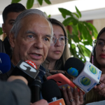 El Gobierno de Colombia prevé radicar hoy en el Congreso el proyecto de reforma tributaria, cuyo propósito es recaudar 12 billones pesos, unos tres mil millones de dólares, según informó el ministro de Hacienda Ricardo Bonilla.