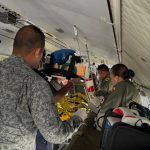 Seis miembros más del 
@COL_EJERCITO
, víctimas del atentado terrorista perpetrado por el Eln en Puerto Jordán, Arauca, fueron trasladados en una aeronave C-295 de la 
@FuerzaAereaCol
 en configuración medicalizada desde Arauca hacia Bogotá.