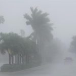 Un oficial del sheriff del condado de Lee patrulla las calles de Cape Coral, Florida, mientras caen fuertes lluvias antes del huracán Milton, el miércoles 9 de octubre de 2024. (Foto AP/Marta Lavandier)