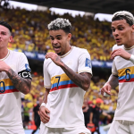 Luis Díaz celebra su gol junto a James Rodríguez (izq.) y Richard Ríos (der.) Foto cortesía dde la FIFA