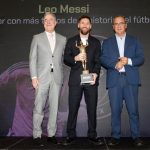 El argentino Leo Messi recibió hoy el trofeo del diario deportivo español Marca al jugador más laureado de la historia, con 46 títulos colectivos y 56 distinciones individuales, incluidos ocho Balones de Oro.