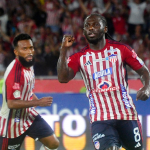 Junior de Barranquilla consiguió una importantísima victoria 3-1 en condición de local sobre el América de Cali, resultado que lo mete de lleno dentro del grupo de los ocho mejores del campeonato. El duelo disputado en el Metropolitano se definió con el doblete de Yimmi Chará y una anotación en propia puerta de Daniel Bocanegra..Foto Dimayor