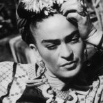 La pintora mexicana Frida Kahlo, quien denotaba en su obra cierta dosis de autocompasión, se construyó a sí misma, según críticos, un mito que dio motivo y título a una muestra exhibida hoy en Dallas.