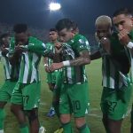 Atlético Nacional se impuso con solvencia luego de golear 5-0 a Independiente Santa Fe, propiciándole así la primera derrota al cuadro Cardenal en calidad de visitante en el torneo. El cuadrangular A termina la fecha 1 con el cuadro antioqueño en el primer puesto por diferencia de gol, pues Millonarios también ganó contra Deportivo Pasto. Foto @datosnacional