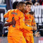 Goles del francés Kylian Mbappé al minuto 43, el uruguayo Federico Valverde (66) y el inglés Jude Bellingham (85) otorgaron un cómodo éxito al conjunto madridista, que visitará el miércoles al Liverpool inglés en la Champions League.