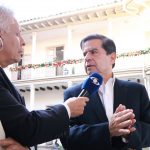 El ministro del Interior Juan Fernando Cristo y el periodista Juan Carlos Mateus de Caracol Noticias