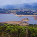 La CAR Cundinamarca explica que cuando llueve en la noche, la vegetación absorbe menos agua y genera más oxígeno, lo que facilita que el agua fluya hacia los embalses, aumentando su volumen. Foto: Car Cundinamarca