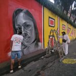 100 metros adelante del Parque del Agua, pintando el mural LAS CUCHAS TIENEN RAZÓN,