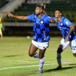 El primer gol del partido fue obra de Jairo Molina, quien estuvo atento en el área chica para interceptar un rebote del portero Aldair Quintana, quien atajó inicialmente un remate a quemarropa. Con el arquero ya vencido, Molina envió la pelota al fondo de la red a los 24 minutos.Foto Dimayor