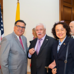 Francisco Palmieri, encargado de la Embajada de EE.UU. ,Rubén Darío Mejía Sánchez director de Reporteros Asociados del Mundo  y Sandra Milena Salazar Ayerve.Foto Oficina de Prensa de la Embajada de EE:UU en Colombia