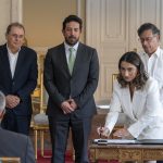 El presidente de Colombia, Gustavo Petro, posesionó hoy en el cargo de canciller a Laura Sarabia, quien, con 30 años de edad, se convirtió en la más joven de la historia del país en ese cargo.