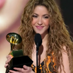 La alegría que proporciona hoy a Colombia la obtención por parte de Shakira del premio Grammy al mejor álbum de pop latino se vio opacado por comentarios calificados como xenófobos realizados por el presentador de la gala Trevor Noah.