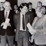 Como editor de La República, Claudio Ochoa ,junto a doña Bertha de Ospina, celebran con el presidente Belisario Betancur un aniversario del periódico.