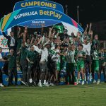 Atlético Nacional, en una apretada definición, se convirtió en el nuevo campeón de la Superliga 2025. El equipo antioqueño venció 4-3 en los lanzamientos desde el punto penalti al Bucaramanga, tras empatar 0-0 durante los 90 minutos.