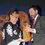 La periodista Amparo Peláez fue reconocida con el Premio al Mérito Periodístico Guillermo Cano por @PeriodistasCPB.Entrega el premio el alcalde de Bogotá, Carlos Fernando Galán