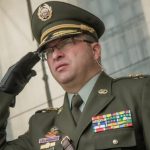 El Gobierno de Colombia designó hoy al brigadier general en retiro Carlos Triana como nuevo director de la Policía Nacional en sustitución de William Salamanca, quien solicitó su renuncia, según comunicó el Ministerio de Defensa.

El recién nombrado funcionario cuenta con una destacada trayectoria en la institución, en la que ocupó importantes cargos operativos y estratégicos en diferentes regiones, demostrando liderazgo y capacidad en la gestión de la seguridad pública, apuntó la nota difundida.