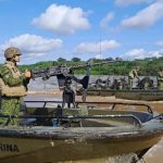 El Ejército y la Armada de Colombia desplegaron un operativo para garantizar la movilidad de la población y permitir el retorno de los desplazados en el departamento de Chocó, región del noroeste afectada por enfrentamientos entre grupos armados.