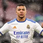 El francés Kylian Mbappé consiguió hoy un triplete para guiar al Real Madrid a un éxito de 3-1 ante el Manchester City en la vuelta de los playoffs eliminatorios de la Liga de Campeones del fútbol europeo.