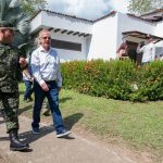 El ministro de Defensa, Iván Velásquez, anunció la salida de más de 60 oficiales de la Policía Nacional, tras una evaluación interna. / Foto: @mindefensa